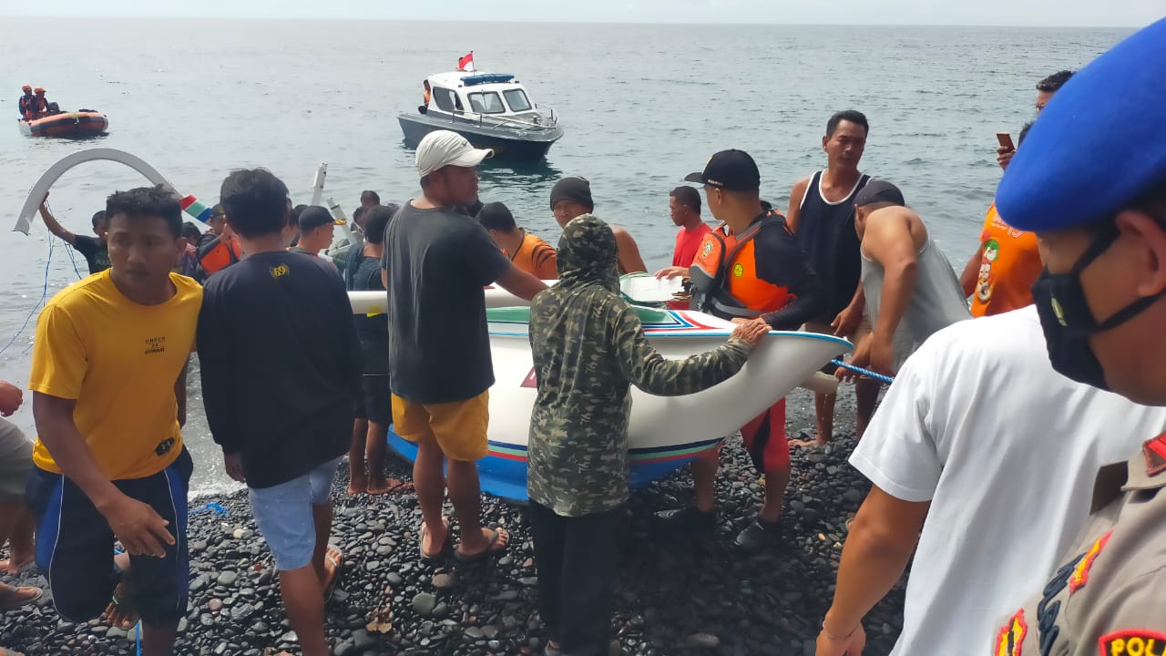 Ditabrak Kapal, Katir Jukung Nelayan Asal Kubu Rusak