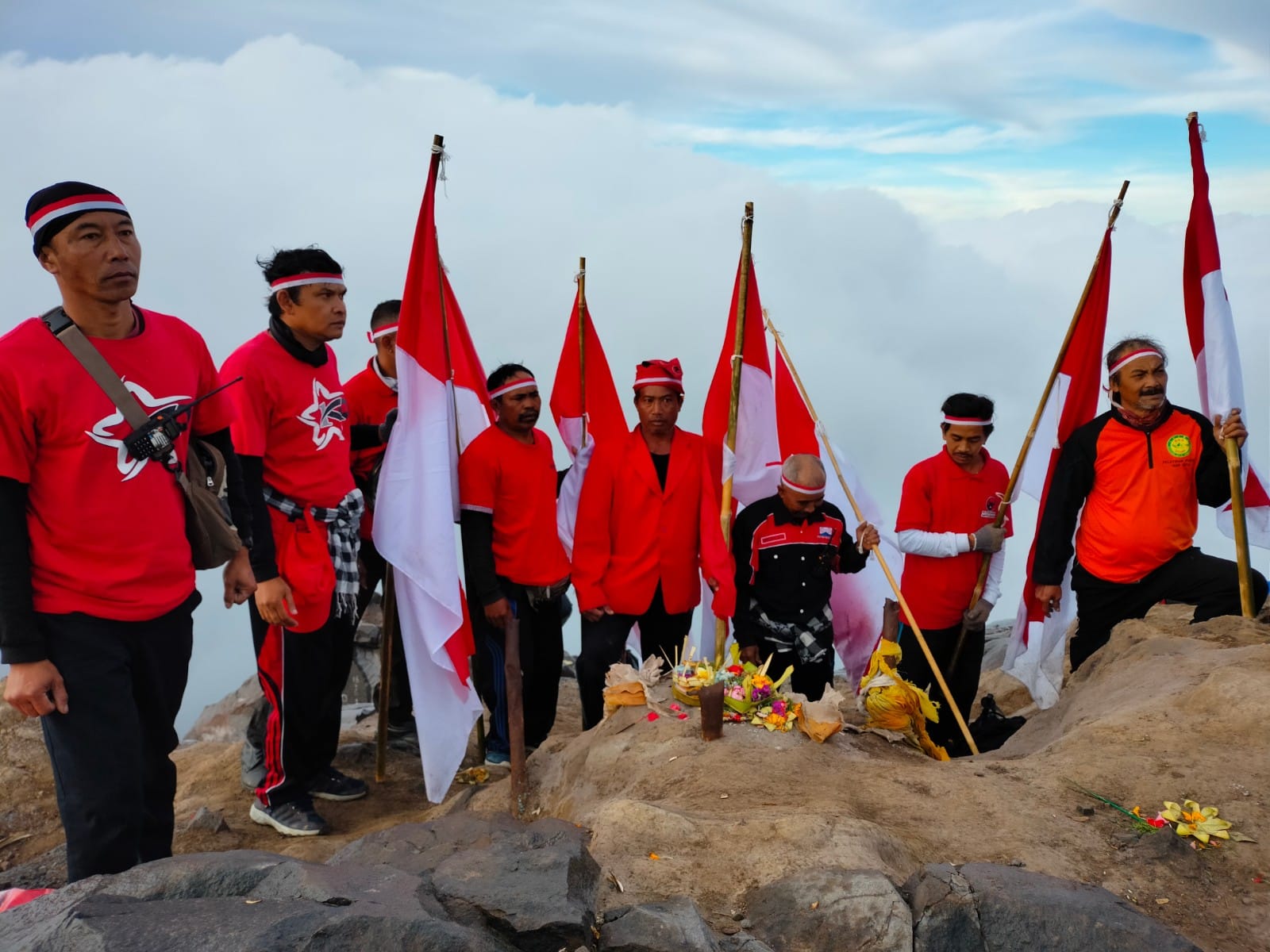 Kader PDI Perjuangan Karangasem Gelar Apel Bendera di Puncak Gunung Agung