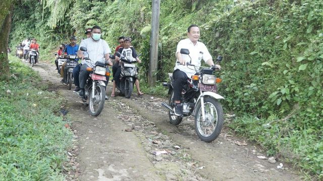 Cek Ruas Jalan Umasari Kangin- Kikian Yang Akan di Perbaiki, Bupati dan Ketua DPRD Naik Sepeda Motor