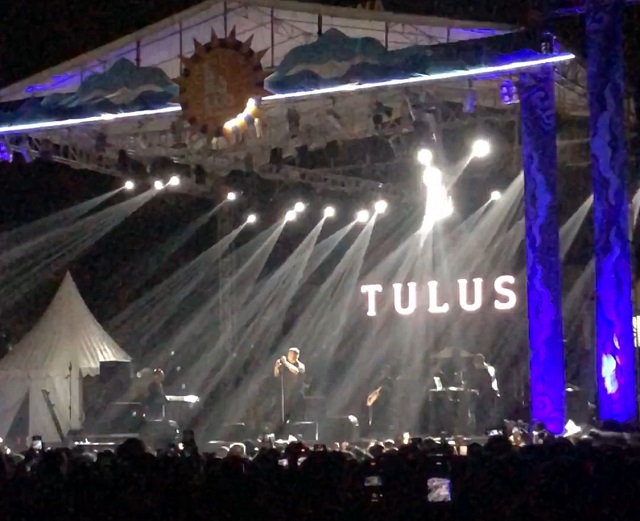 Musisi Tulus Pikat Ribuan Pengunjung Padati Puncak Acara Dua Dekade ITB STIKOM Bali