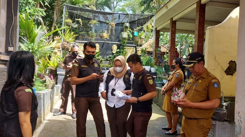 Geledah Rumah Tersangka Korupsi LPD Sangeh, Penyidik Kejati Bali Sita 2 Kendaraan Bermotor