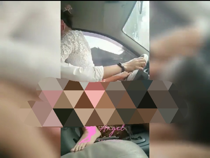 Viral, Pasangan Sejoli Berpakaian Adat Ah Uh di Dalam Mobil yang Sedang Melaju