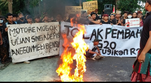 Demo di Depan Kantor DPRD Bali, Mahasiswa Bakar Ban