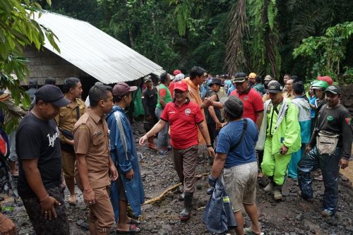 Bupati Gede Dana Pantau Proses Evakuasi Korban Bencana, Artha Dipa Tinjau Jalan Amblas