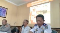 BULELENG, melakukan koordinasi Ketua Koni Buleleng Ketut Wiratmaja (tengah) bersama Kadis Perhubungan Buleleng Gede Gunawan A.P (kanan)-d459fff6