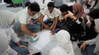 006 - Foto 4 - Peserta Sharp Ecobition sedang mendaur ulang sampah menjadi barang ergonmis