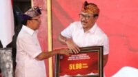 BULELENG, Gubernur Bali Wayan Koster menyerahkan hibah dan BKK kepada pemerintah Kabupaten Buleleng