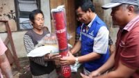 BULELENG, Lihadnyana menyerahkan bantuan kepada warga masyarakat yang tertimpa bencana senderan longsor-f6669db3