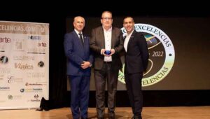 Gerard Byrne - Managing Director Archipelago International didampingi oleh Jose Luis Leornado - VP The Americas, menerima penghargaan The Tourism Company of 2022 di ajang Excelensias Awards