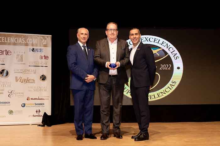 Gerard Byrne - Managing Director Archipelago International didampingi oleh Jose Luis Leornado - VP The Americas, menerima penghargaan The Tourism Company of 2022 di ajang Excelensias Awards