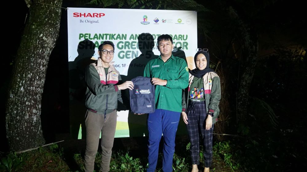 010 - Foto 2 - Pandu Setio, Senior PR and Brand Communication Manager, SEID bersama dengan prima yulina preseiden Sharp Greenerator mengesahkan anggota baru