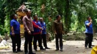 BULELENG, Sekda Kabupaten Buleleng Gede Suyasa saat meninjau lokasi banjir bandang di Desa Banyupoh, Kecamatan Gerokgak