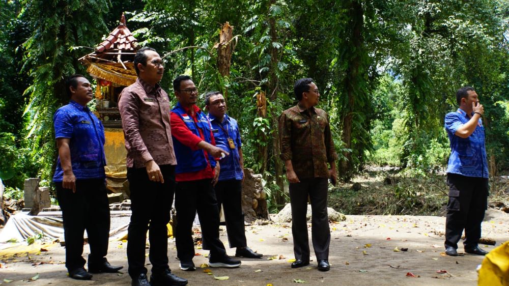 BULELENG, Sekda Kabupaten Buleleng Gede Suyasa saat meninjau lokasi banjir bandang di Desa Banyupoh, Kecamatan Gerokgak