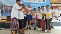 penyerahan obor perdamaian