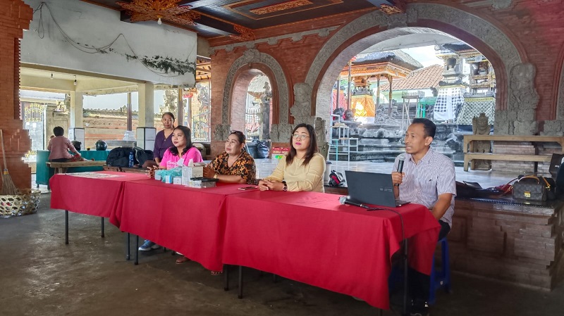 Fishum UNR Sosialisasi Pentingnya Administrasi Kependudukan di Banjar Titih