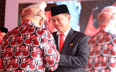 Bupati Klungkung Raih Penghargaan Satya Lencana Wirakarya dari Presiden Jokowi