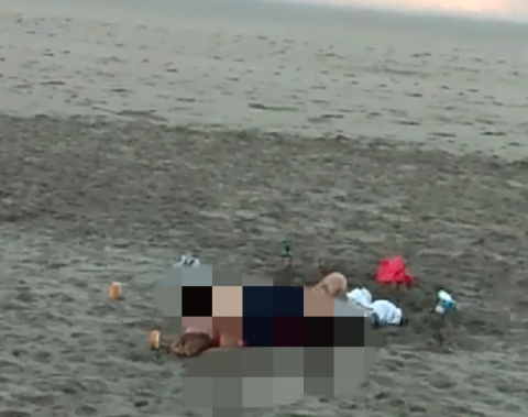 Wuihh, Pasangan Bule Terekam Lagi Mesum di Pinggir Pantai