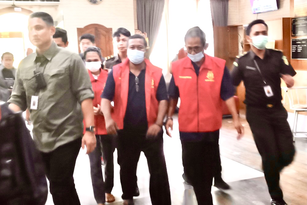 Tiga Warga Indonesia Terdakwa Penerbitan KTP WNA Dituntut 2,5 Tahun Penjara
