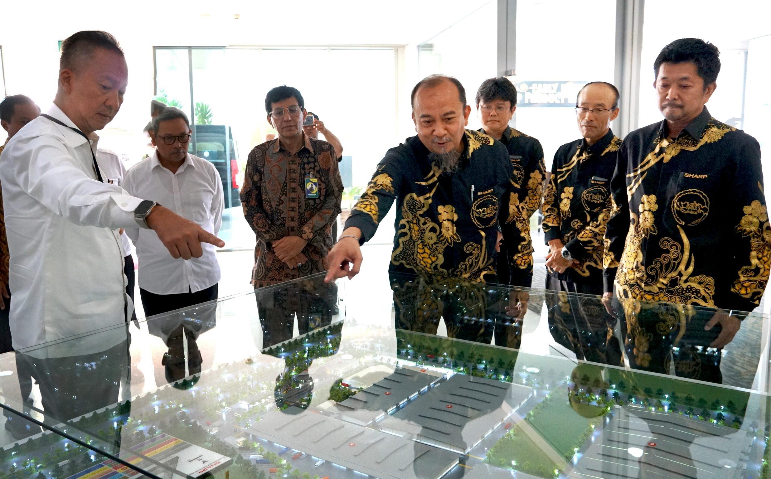 Menteri Perindustrian Republik Indonesia Kunjungi Pabrik AC Sharp Indonesia