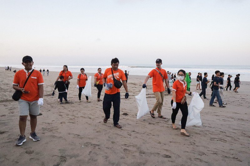 Beach cleaning di Pantai Seminyak