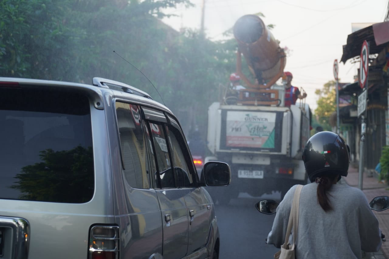 Kualitas Udara di Ubud Memburuk, Relawan Parta Semprotkan Ecoenzyme