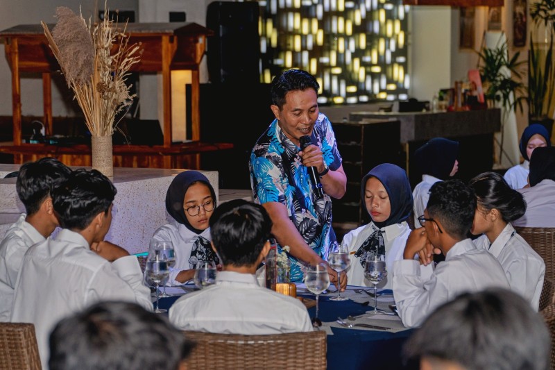 Dikunjungi SMKN 1 Paron, Solia Legian Bali Hotel Edukasi Siswa Dengan Table Manner