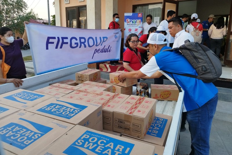 Sinergi FIF GROUP Bersama Astra Motor Bali Serahkan Bantuan Logistik Ke TPA Suwung