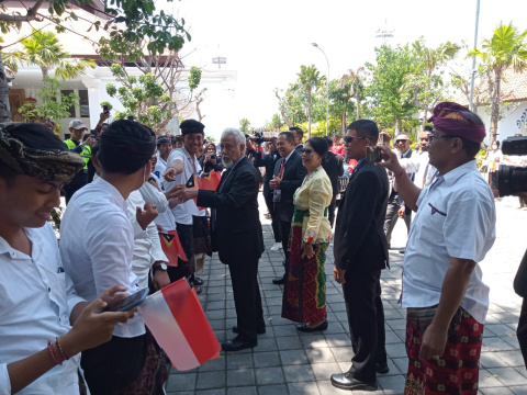 PM Timor Leste Xanana Gusmao Tiba di Bandara Ngurah Rai, Disambut Pelajar SMPN 2 Kuta