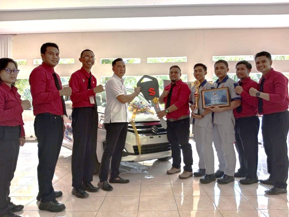 PT SIT Bali SerahTerima Hadiah Utama 1 Unit Mobil Suzuki Ertiga Training Sebagai Donasi LKS SMK Bersama SUZUKI 2023