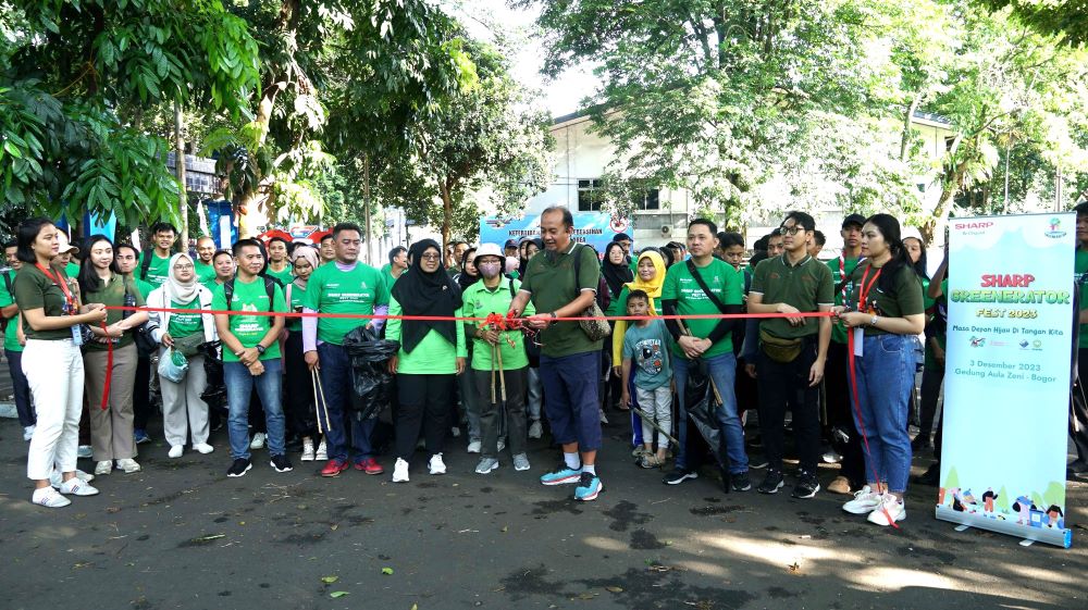 060 - Foto 1 - Pemotongan pita yang dilakukan oleh Bapak Andry Adi Utomo, national Sales Senior GM PT Sharp Electronics Indonesia sebagai pertanda dimulai nya kegiatan