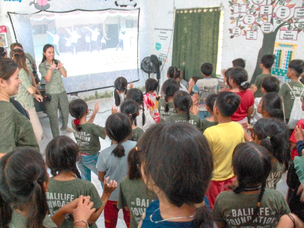 Melalui Program Goes to School, Taman Safari Bali Edukasi Anak-Anak Suwung Community Center Mengenai Alam dan Satwa 