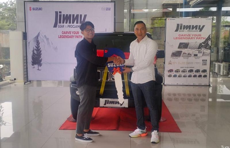 PT Sejahtera Indobali Trada Serahkan Suzuki Jimny 5 Pintu kepada I Putu Agus Mahardika Sebagai pembeli Pertama di Bali