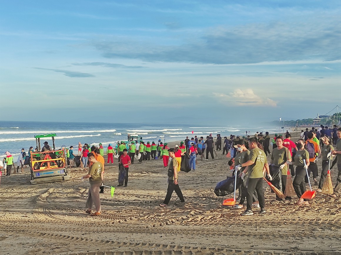 Bebaskan Pantai Legian Dari Sampah, 1000 Pelaku Pariwisata Ikuti “Puspa Negara Beach Clean Up”