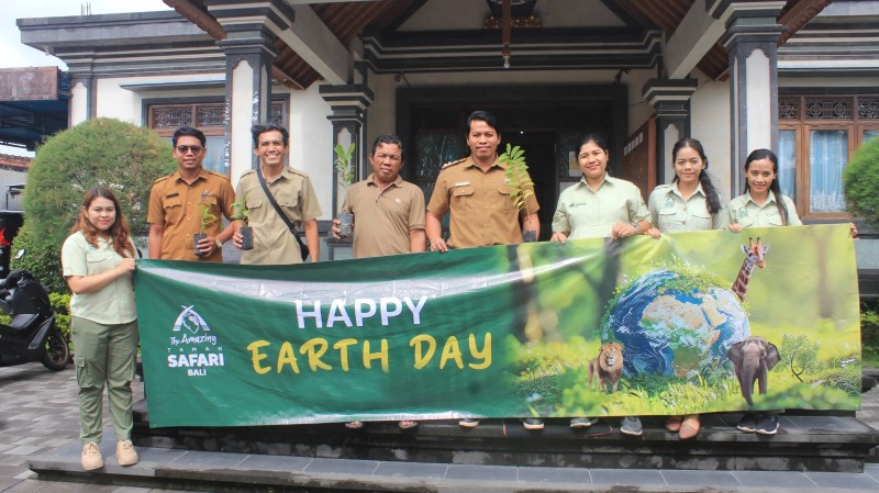 Peringati Hari Bumi, Taman Safari Bali Serahkan 100 Bibit Pohon di Tiga Desa Gianyar