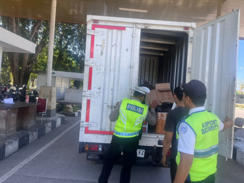 Polisi Periksa Ketat Mobil Box yang Masuk ke Bandara Ngurah Rai