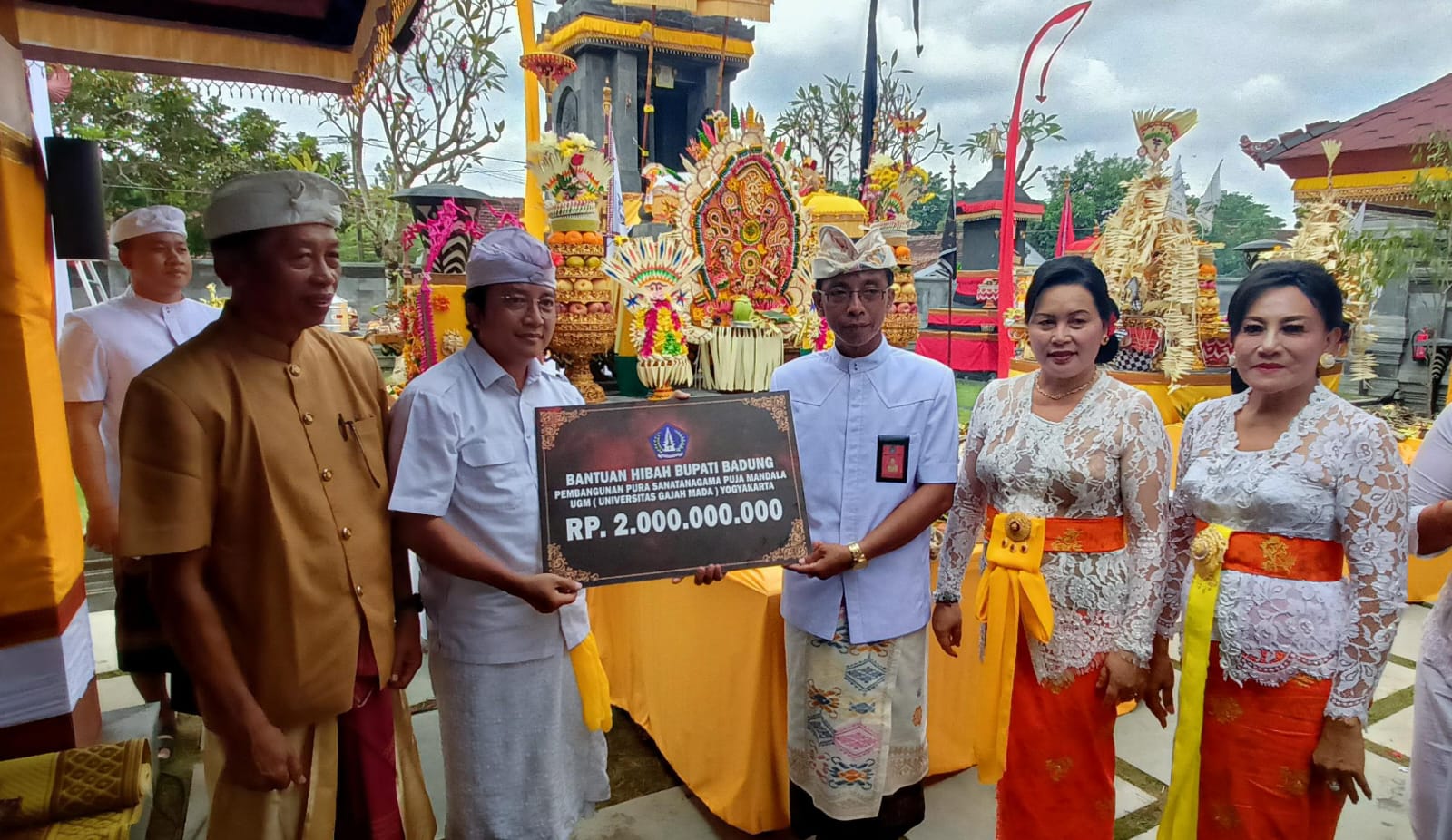Pemkab Badung Serahkan Dana Hibah Rp 2 Miliar Pura Sanatanagama UGM Yogyakarta