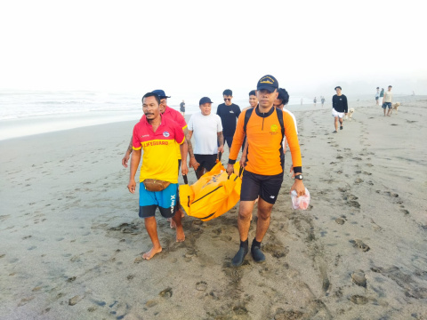 Pengunjung yang Terseret Arus Pantai Batu Belig Ditemukan Dalam Kondisi Tewas