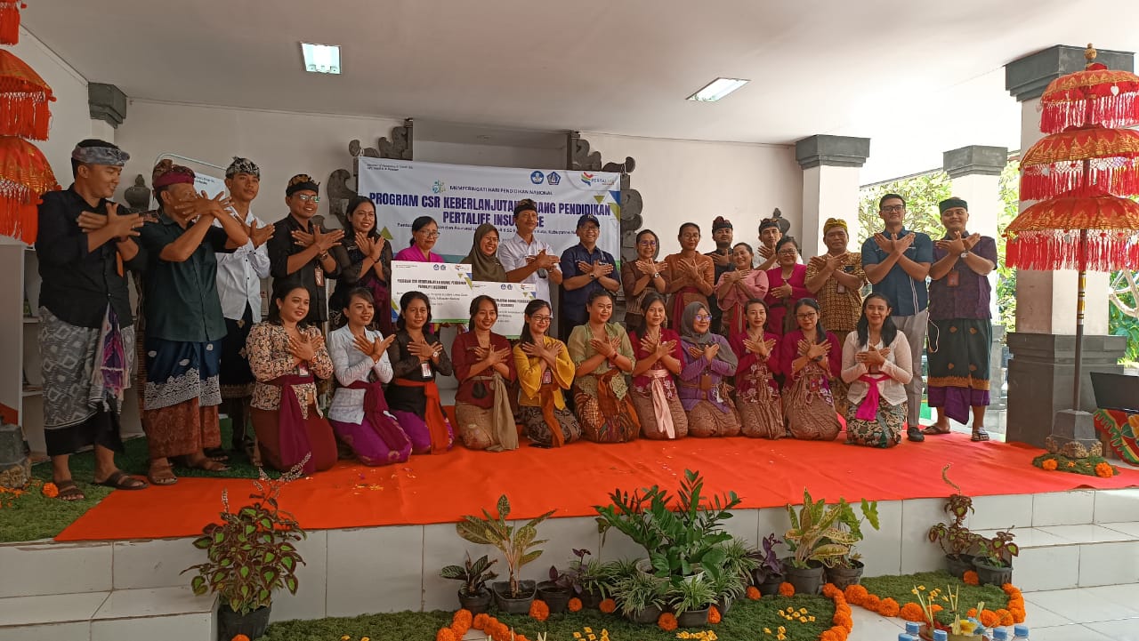 Komitmen PertaLife Insurance untuk Pendidikan di Bali, Gelontor Buku Bacaan dan Asuransi bagi Ratusan Guru