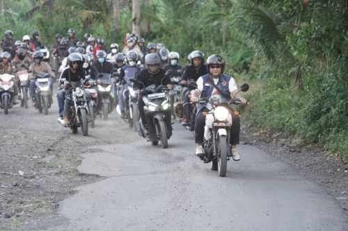 Foto berita Karangasem- bupati I Gede Dana bersama OPD Touring  mengecek jalan
