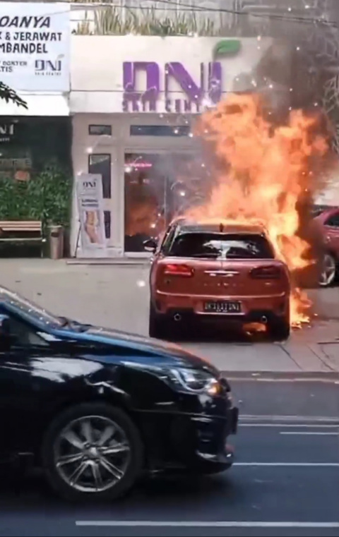 Viral, Mobil Mini Cooper Ludes Terbakar di Renon