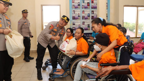 HUT Bhayangkara Ke-78, Polresta Denpasar Bagi Sembako di Yayasan Bunga Bali