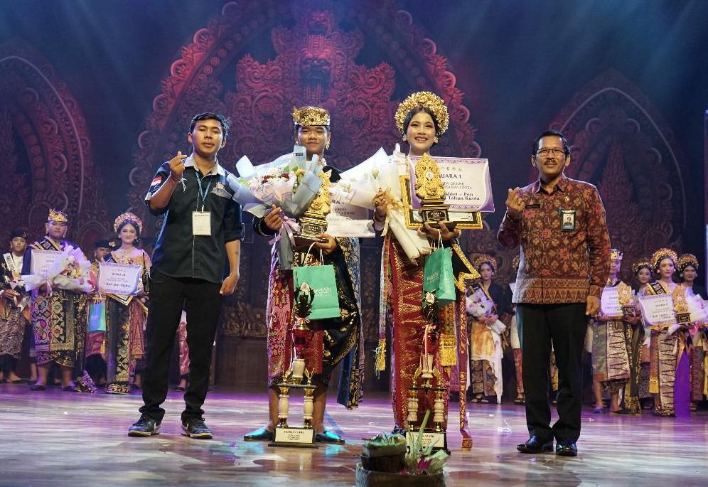 Pasangan Kesyawa Nata dan Juni Artini, Juara I Duta GenRe Bali 2024