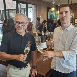 Presiden Direktur PT Hatten Bali Tbk, Ida Bagus Rai Budarsa bersama Kepala Pembuat Anggur di PT Hatten Bali Tbk, James Kalleske.