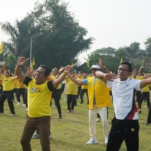 Pasangan calon Bupati dan Wakil Bupati Badung Wayan Suyasa dan Putu Alit Yandinata (Suyadinata) saat mengikuti Senam Sehat Massal serangkaian HUT ke-60 Partai Golkar di Lapangan Penarungan, Mengwi, Sabtu (16/11).