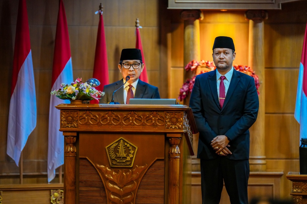 Bupati Badung I Wayan Adi Arnawa dan Wabup Bagus Alit Sucipta menyampaikan Pidato perdananya pada Rapat Paripurna DPRD Badung di Ruang Sidang Utama Gosana, Kantor DPRD, Puspem Badung, Senin (3/3).