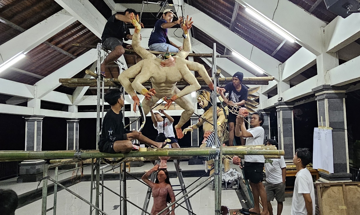 Salah satu Sekaa Teruna di Badung yakni ST. Girindra Putra beberapa waktu lalu, terlihat tengah menggarap ogoh-ogohnya 