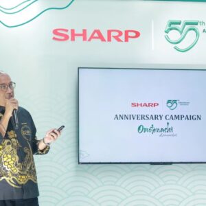 Andry Adi Utomo, National Sales Senior GM, PT Sharp Electronics Indonesia sedang memaparkan  sejarah bisnis Sharp IndonesiaFoto 1 (8)