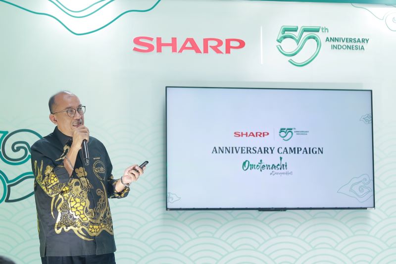 Andry Adi Utomo, National Sales Senior GM, PT Sharp Electronics Indonesia sedang memaparkan  sejarah bisnis Sharp IndonesiaFoto 1 (8)