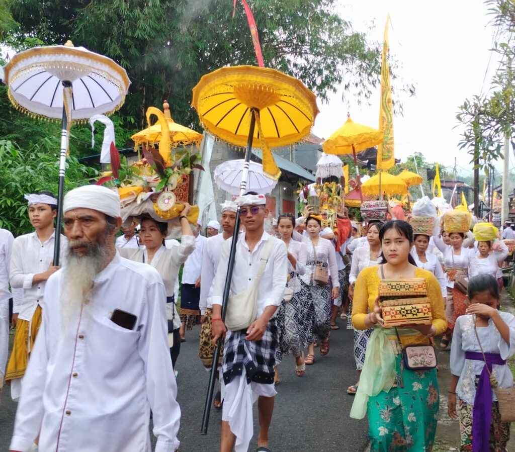 Kegiatan melasti Desa Nagasepaha