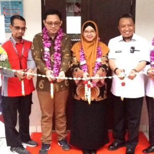 Perwakilan Sharp Indonesia bersama perwakilan sekolah dan perwakilan dinas pendidikan meresmikan program Sharp melalui pengguntingan bunga